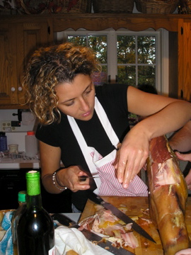 Silvia cortando el jamón